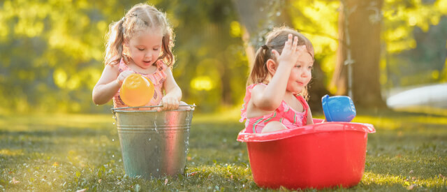 kleine meisjes in wateremmer